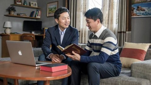 Các bạn chứng thực rằng Đức Chúa Jêsus đã tái lâm, rằng Ngài là Đức Chúa Trời Toàn Năng, và rằng Ngài đang bày tỏ lẽ thật để thực hiện công tác phán xét bắt đầu từ nhà Đức Chúa Trời. Tuy nhiên, các mục sư và trưởng lão lại nói rằng những lời và công tác của Đức Chúa Trời đều được ghi lại trong Kinh Thánh, và rằng những lẽ thật của Kinh Thánh là đầy đủ và trọn vẹn. Họ nói rằng không thể có lời và công tác của Đức Chúa Trời bên ngoài Kinh Thánh, và rằng bất cứ điều gì bên ngoài Kinh Thánh đều là dị giáo. Chúng tôi nên nhìn nhận vấn đề này như thế nào đây?