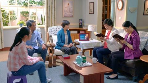Trong hai ngàn năm, đức tin của con người nơi Chúa đã được dựa trên Kinh Thánh. Sau khi Đức Chúa Trời Toàn Năng bắt đầu công tác phán xét của thời kỳ sau rốt, thì hết thảy những ai chấp nhận Đức Chúa Trời Toàn Năng đều tập trung vào việc đọc những lời Đức Chúa Trời Toàn Năng và hiếm khi đọc Kinh Thánh. Điều tôi muốn biết là, sau khi con người chấp nhận công tác thời kỳ sau rốt của Đức Chúa Trời Toàn Năng, thì làm thế nào họ có thể tiếp cận và sử dụng Kinh Thánh một cách đúng đắn?