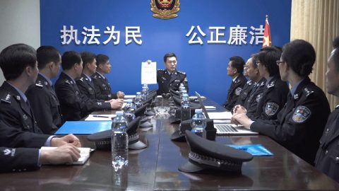 Hiến pháp Trung Quốc quy định rõ ràng về quyền tự do tín ngưỡng tôn giáo. Niềm tin vào Đức Chúa Trời là một nguyên tắc bất di bất dịch, nó hợp lý và hợp pháp. Vậy tại sao ĐCSTQ lại tấn công, bức hại và cố bài trừ tín ngưỡng tôn giáo, tước bỏ quyền tự do tín ngưỡng của người dân Trung Quốc? Tại sao họ lại coi những Cơ đốc nhân như là những tội phạm nguy hiểm, sử dụng các phương tiện cải tiến để đàn áp, bức hại và thậm chí tra tấn họ cho đến chết?