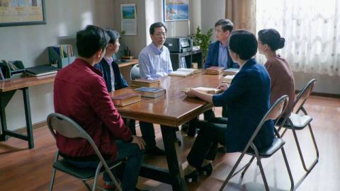 Em không hiểu, nếu Tia Chớp Phương Đông là con đường thật, thì tại sao chính quyền ĐCS lại chống đối họ mạnh mẽ như thế? Tại sao các lãnh đạo tôn giáo cũng kịch liệt lên án họ? Chính các mục sư và trưởng lão cũng bị chính quyền ĐCS bách hại mà. Nhưng khi nhắc đến Tia Chớp Phương Đông, sao những người phụng sự Đức Chúa Trời như họ lại có cùng quan điểm và thái độ với chính quyền ĐCS? Lý do đằng sau chuyện này là gì?