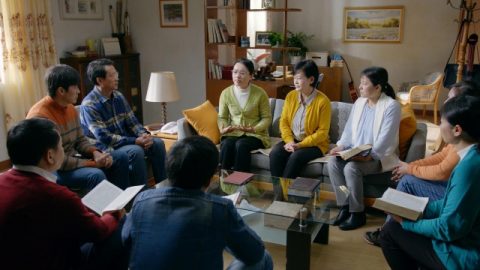 Trong Kinh Thánh, Phao-lô đã nói rằng: “Mọi người phải vâng phục các đấng cầm quyền trên mình; vì chẳng có quyền nào mà chẳng đến bởi Ðức Chúa Trời, các quyền đều bởi Ðức Chúa Trời chỉ định. Cho nên ai chống cự quyền phép, tức là đối địch với mạng lịnh Ðức Chúa Trời đã lập; và những kẻ đối địch thì chuốc lấy sự phán xét vào mình” (Rô-ma 13:1-2). Thực hành theo lời Phao-lô, thì chúng tôi nên đầu phục các thế lực cầm quyền trong mọi việc. Vậy mà, chính quyền vô thần của ĐCSTQ đã bức hại tín ngưỡng tôn giáo trong suốt lịch sử của nó. Họ thù địch với Đức Chúa Trời, và không những không cho phép chúng tôi tin vào Chúa, mà còn bắt giữ và bức hại những người truyền bá Phúc Âm và chứng thực cho Đức Chúa Trời. Nếu chúng tôi chịu khuất phục trước chính quyền Cộng sản Trung Quốc, thôi không tin Chúa, ngừng truyền bá Phúc Âm và chứng thực cho Đức Chúa Trời, thì chẳng phải chúng tôi sẽ đứng về phía Sa-tan qua việc chống đối và quay lưng lại với Chúa sao? Tôi thực sự không thể hiểu được điều này: Chính xác tôi phải làm gì để tuân theo ý muốn của Chúa trong các vấn đề về các thế lực cầm quyền?
