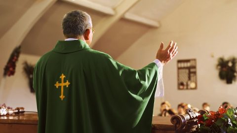 Suy niệm Tin Mừng hôm nay: Liệu các Giám mục và Linh mục có thể thay mặt Thiên Chúa tha thứ tội lỗi cho con người không